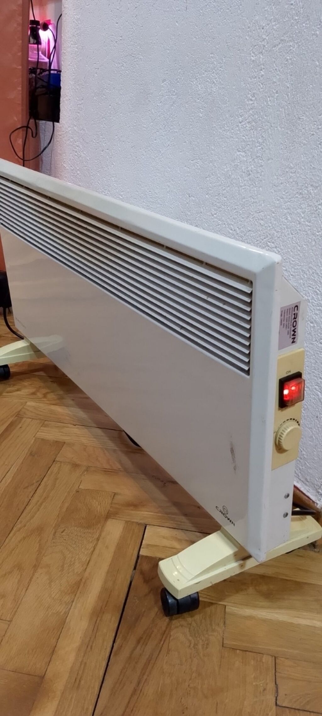 Grejna tela i kamini: Radijator Panelni CROWN 1900 W na točkiće. Ispravan
 Mirjevo