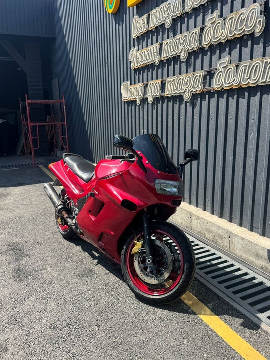Спортивный мотоцикл Kawasaki zzr1100 в красном цвете. Основные: фото 3