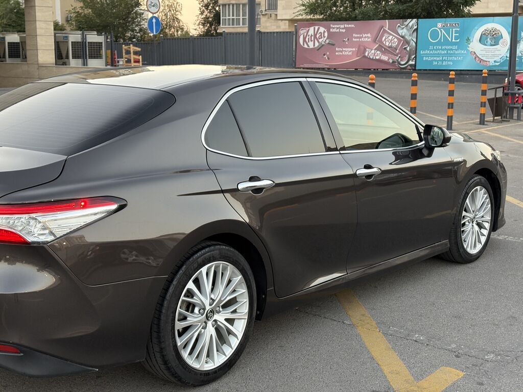 Toyota Camry: 2018 г., Гибрид, Седан: фото 3