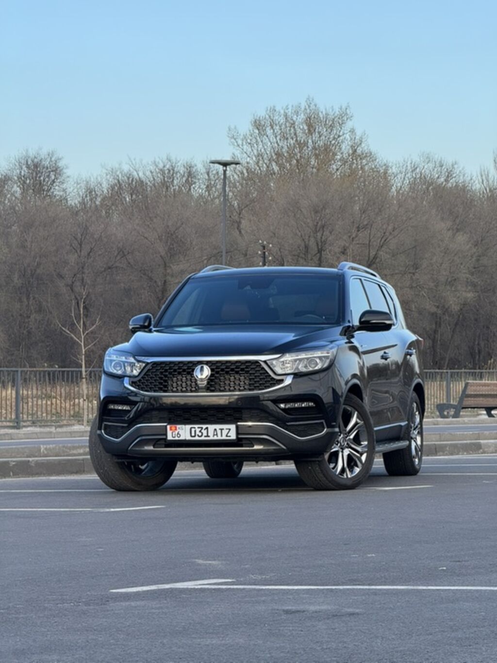 Внедорожник Rexton черного цвета, 5‑дверный, с эмблемой Heritage на: фото 5
