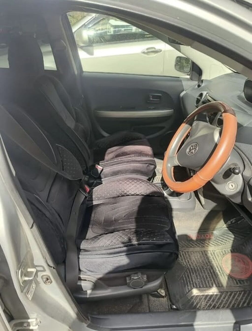 Toyota Ist: 2003 г., 1.3 л, Автомат, Бензин, Хэтчбэк: фото 4