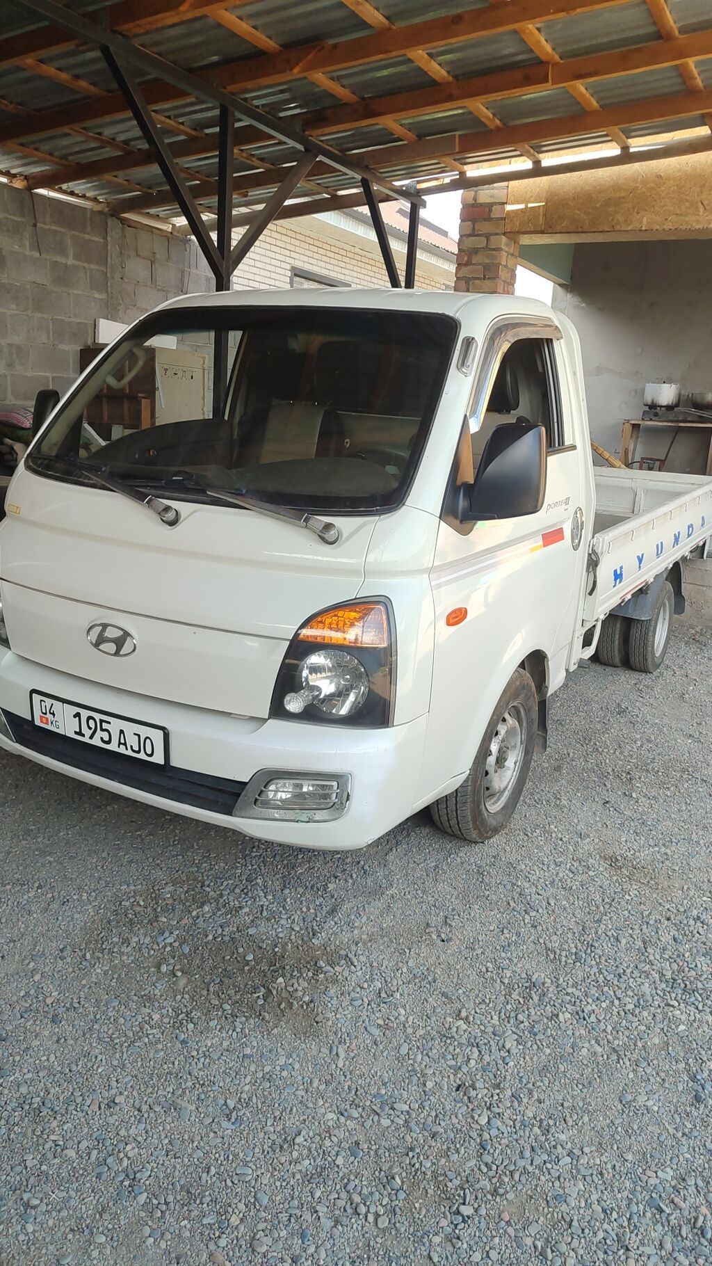 Hyundai Porter II, бортовой грузовик белого цвета. Компактный: фото 3