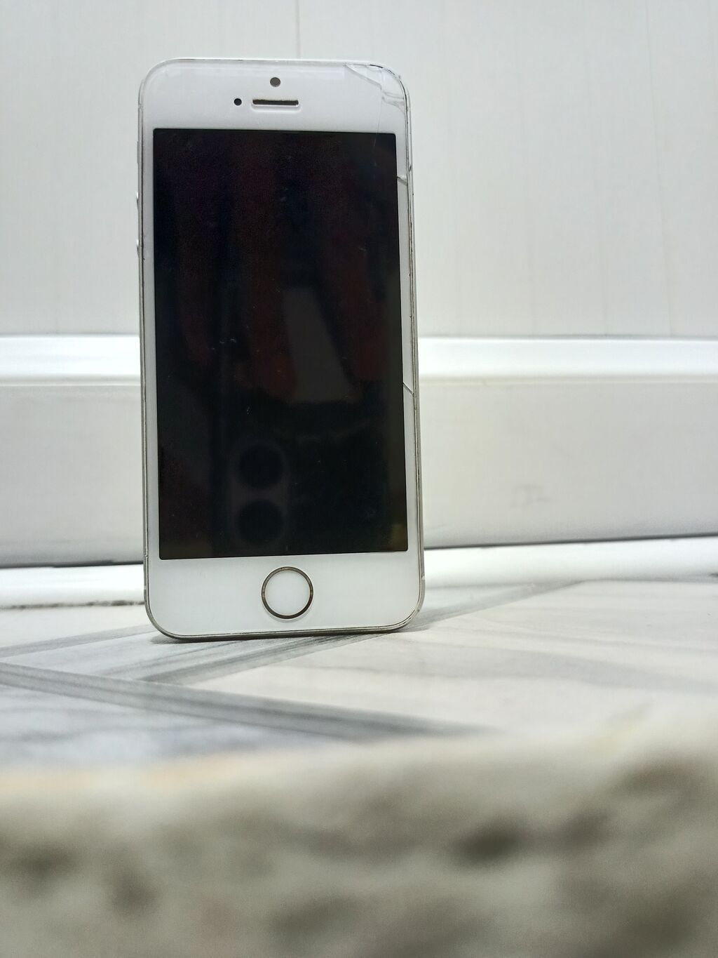 Телефон рабочий надо поменять АКБ будет работать IPhone SE (1‑го: фото 2