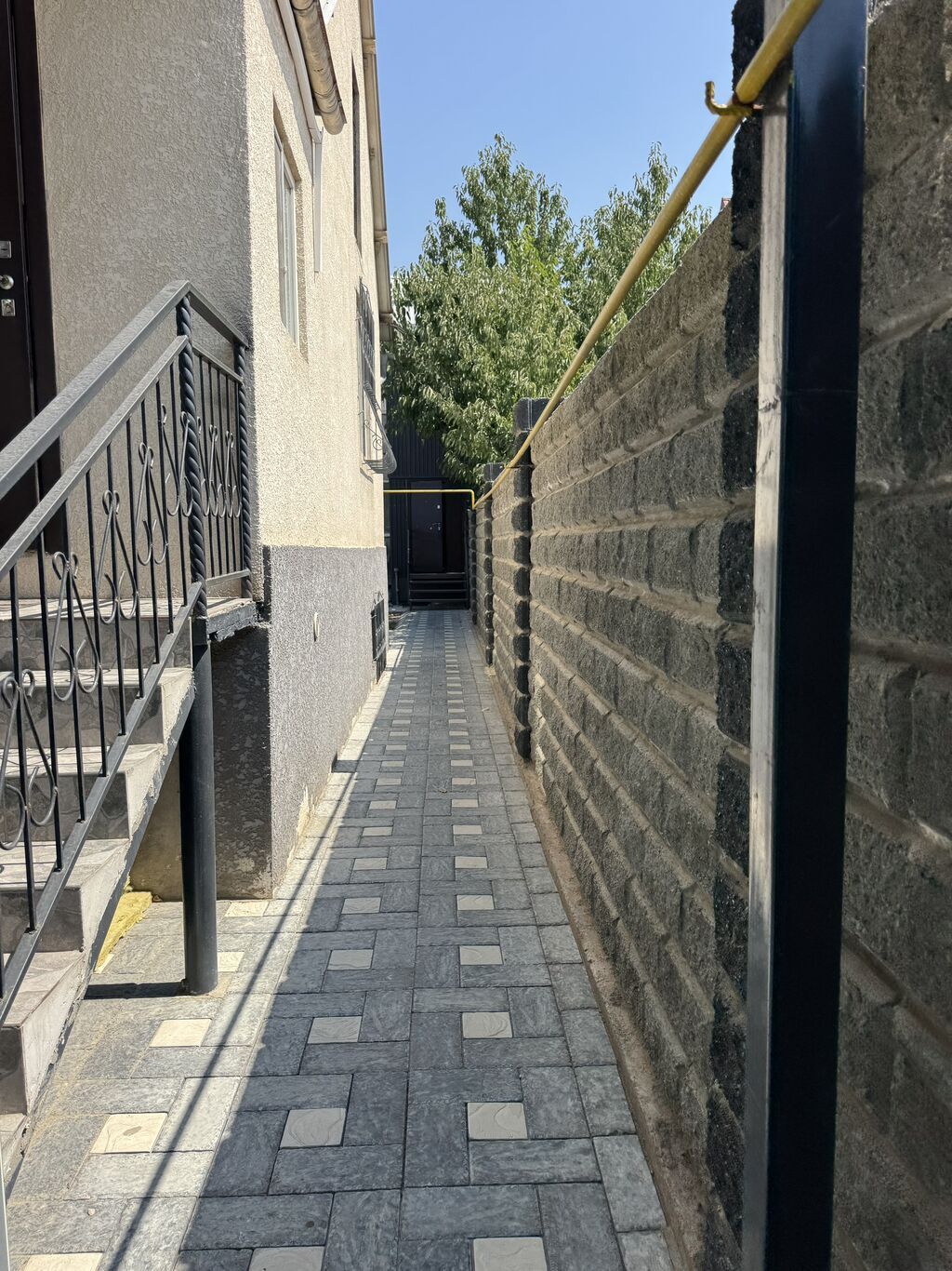Продается два дома на одном участке, первый дом полуподвальный а: фото 3