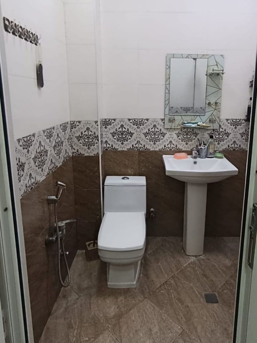 Elmlər Akademiyasi metro tam yani Qoc ət restoranın üstündəki daş 4