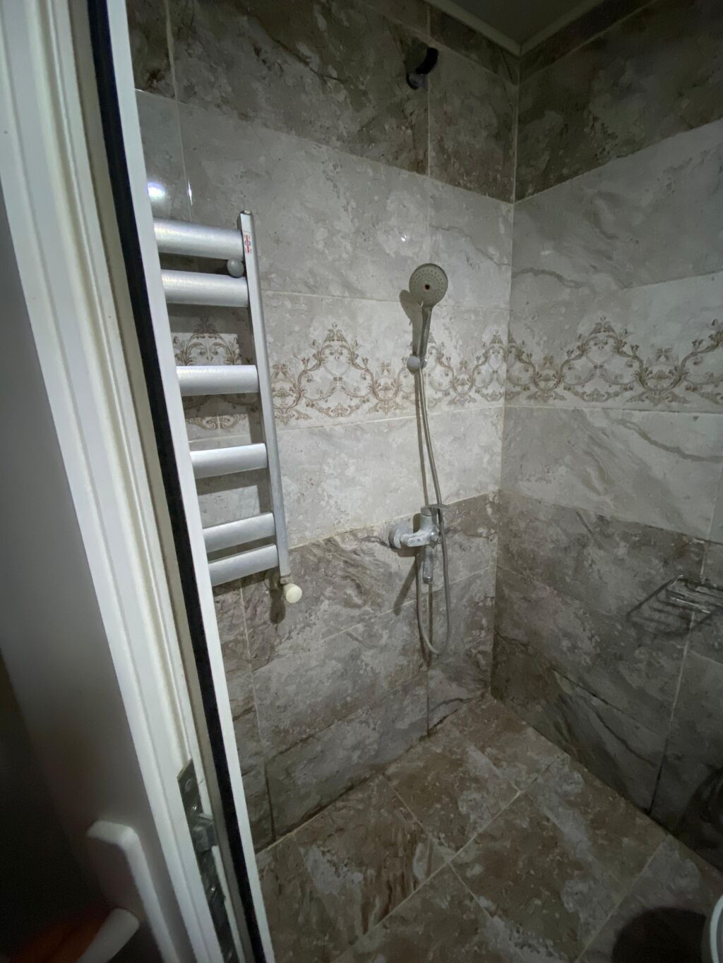 🏠 XANIM EV YOLDAŞI AXTARILIR 📍 Ünvan: Masazır dairəsi, A Plus