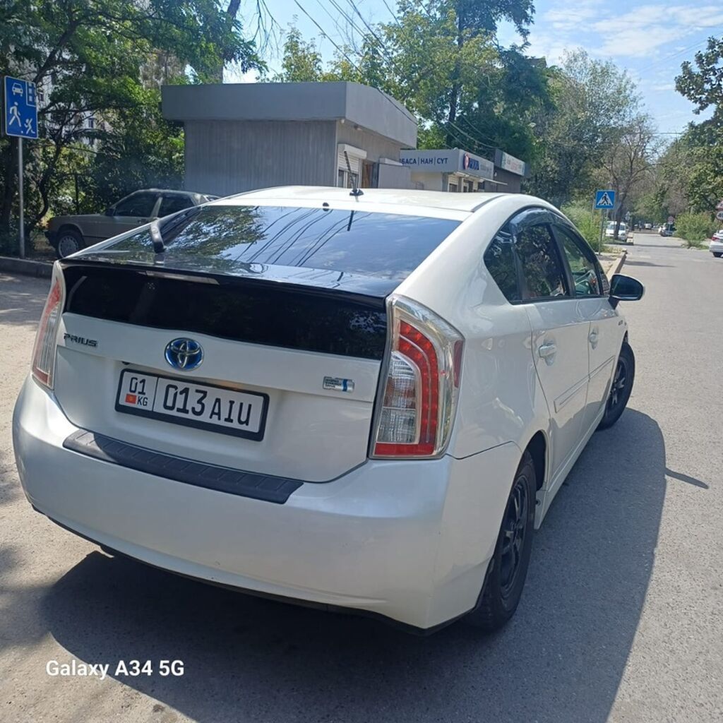 Toyota Prius: 2012 г., 1.8 л, Автомат, Гибрид, Хэтчбэк: фото 2