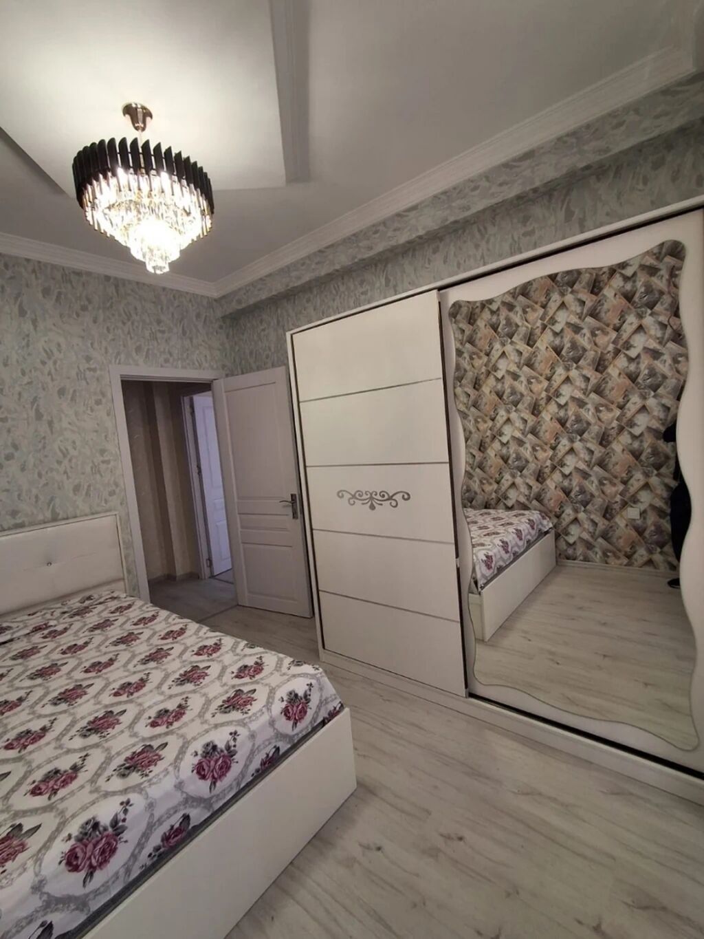 Mənzildə tam zövqlü interyerlə dizayn edilmiş işıqlı otaqlar. - Geniş