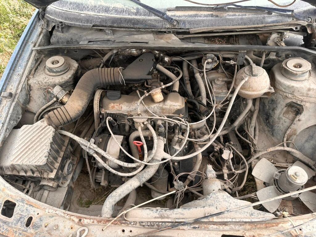 Volkswagen Passat: 1989 г., 1.8 л, Седан: фото 4