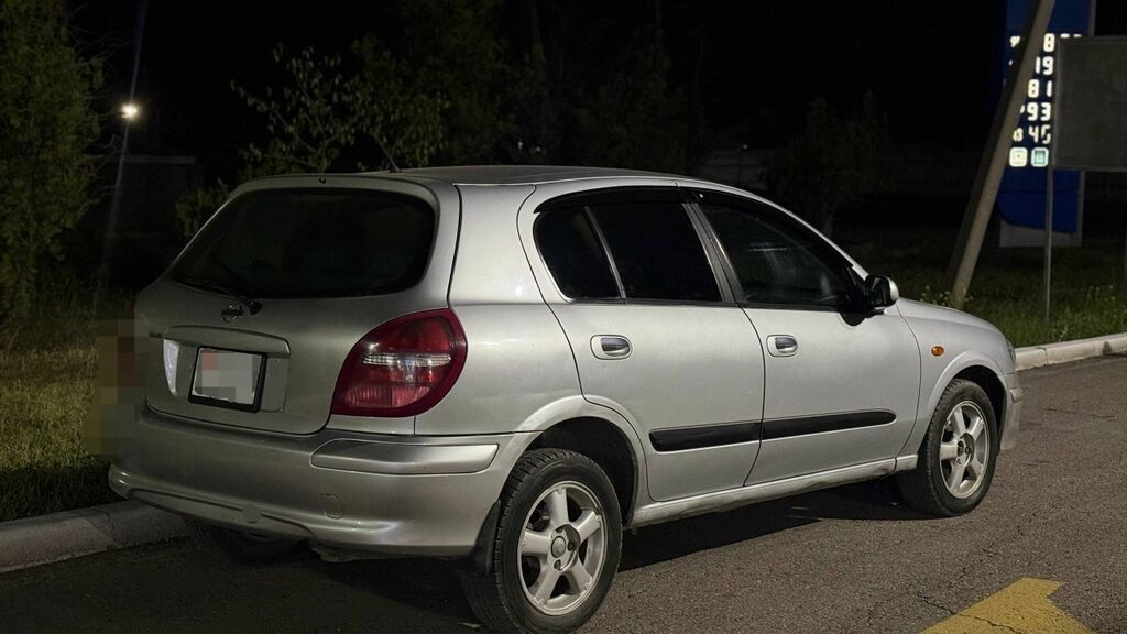 Nissan Almera: 2002 г., 1.8 л, Механика, Бензин, Хэтчбэк: фото 3