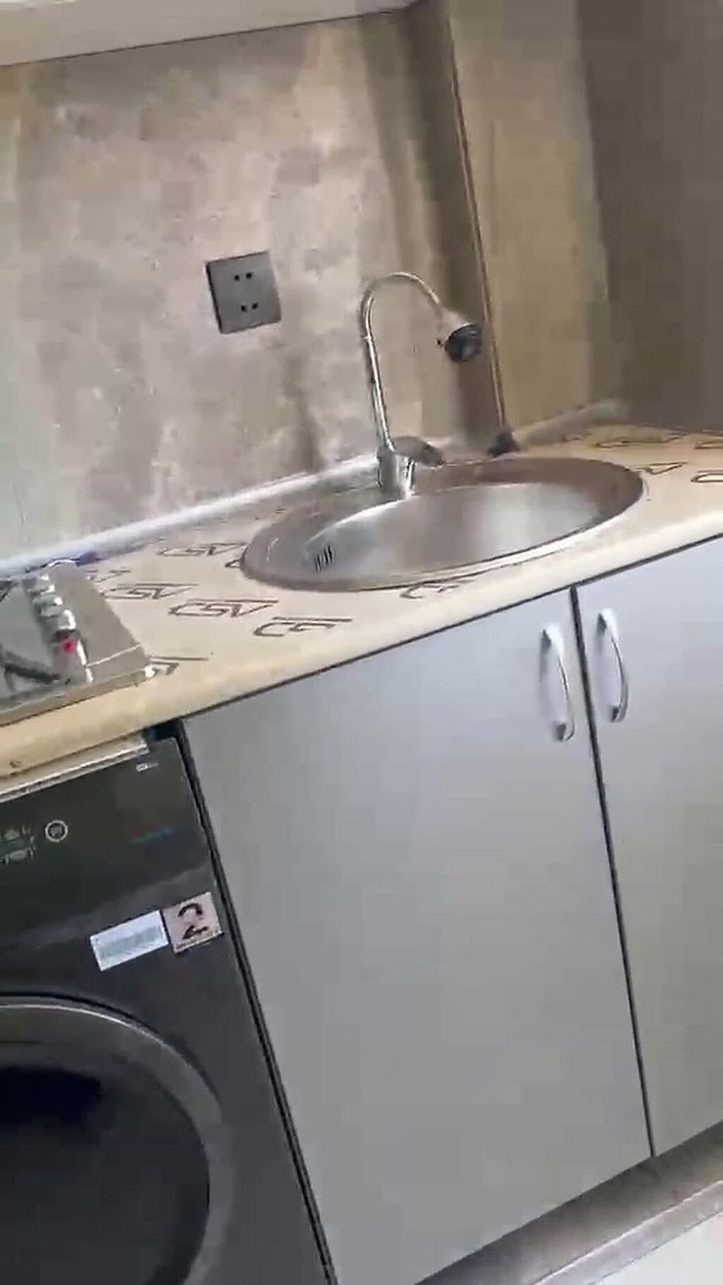Yeni Bakı yaşayış massivində 2 otaqlı, tam təmirli və yeni əşyalarla