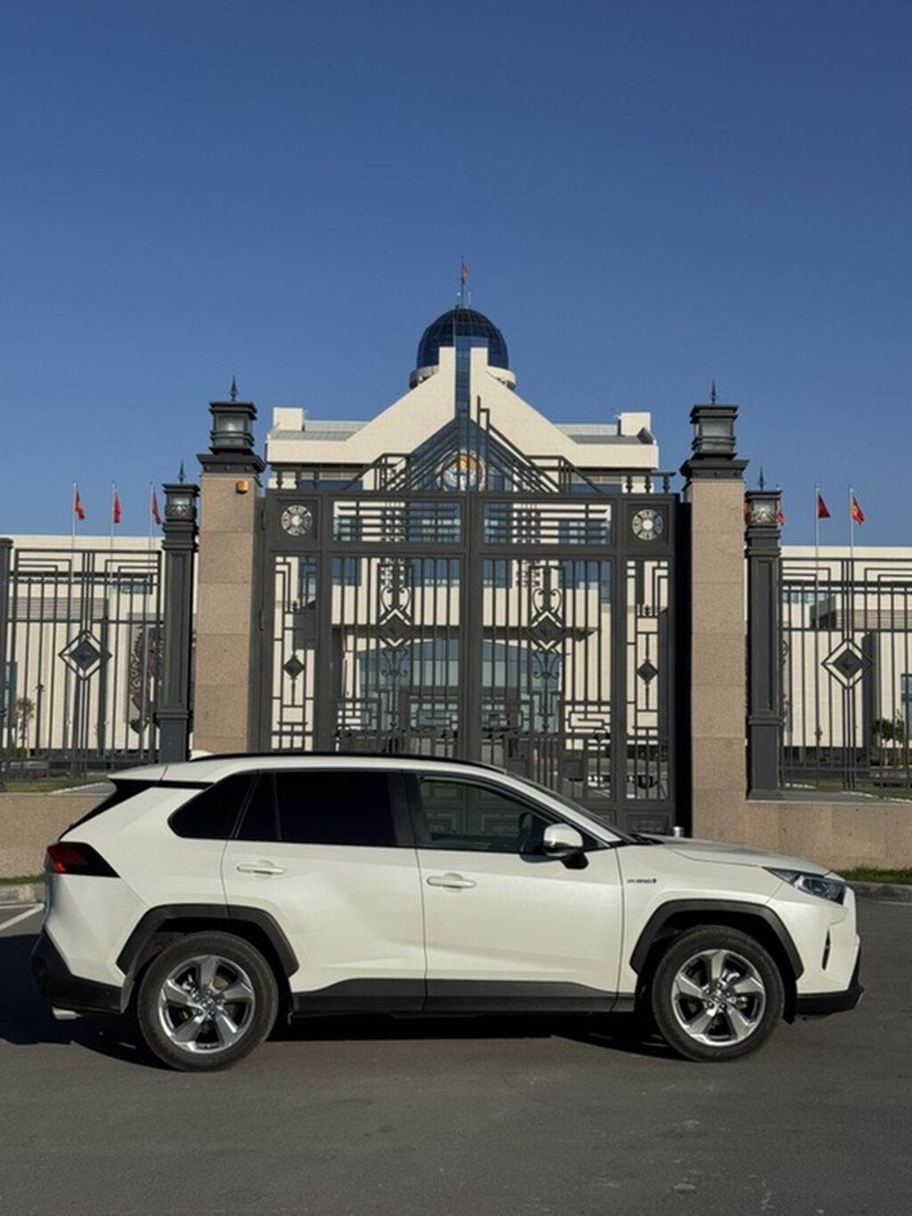 Toyota RAV4: 2021 г., 2.5 л, Автомат, Гибрид, Кроссовер: фото 4
