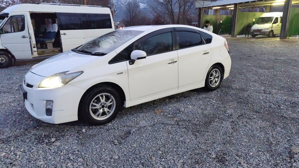 Toyota Prius: 2011 г., 1.8 л, Вариатор, Гибрид, Лифтбек: фото 4