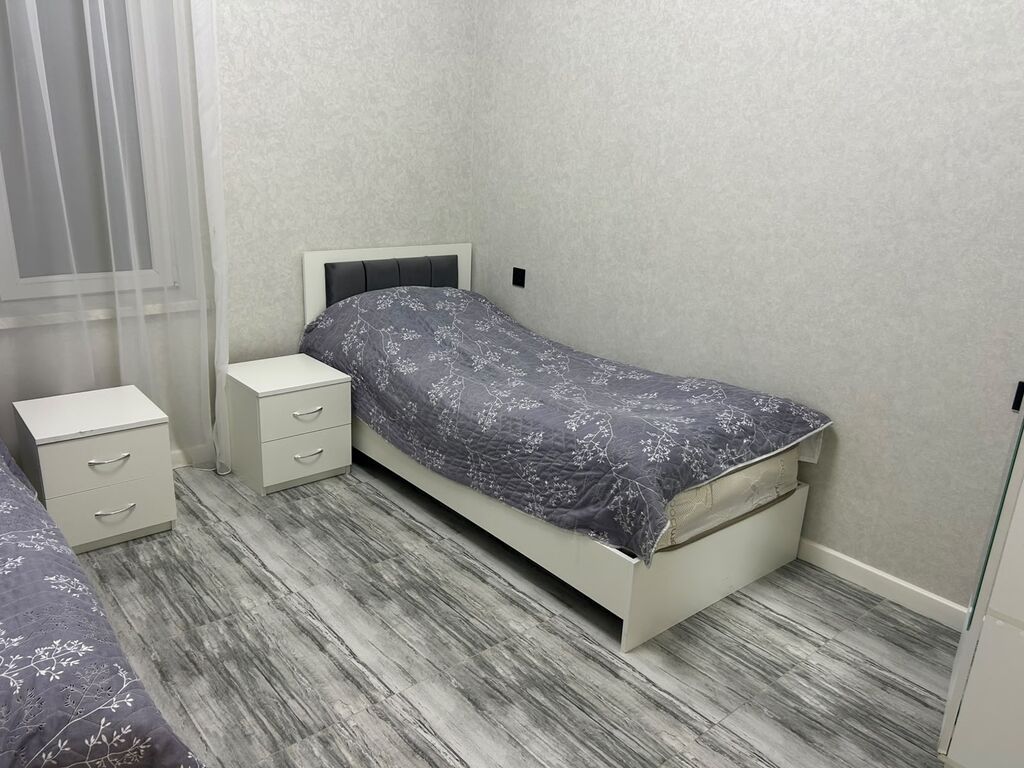 Hovuzlu müstəqil həyət evi - Geniş, işıqlı həyət: dekorativ döşəmə