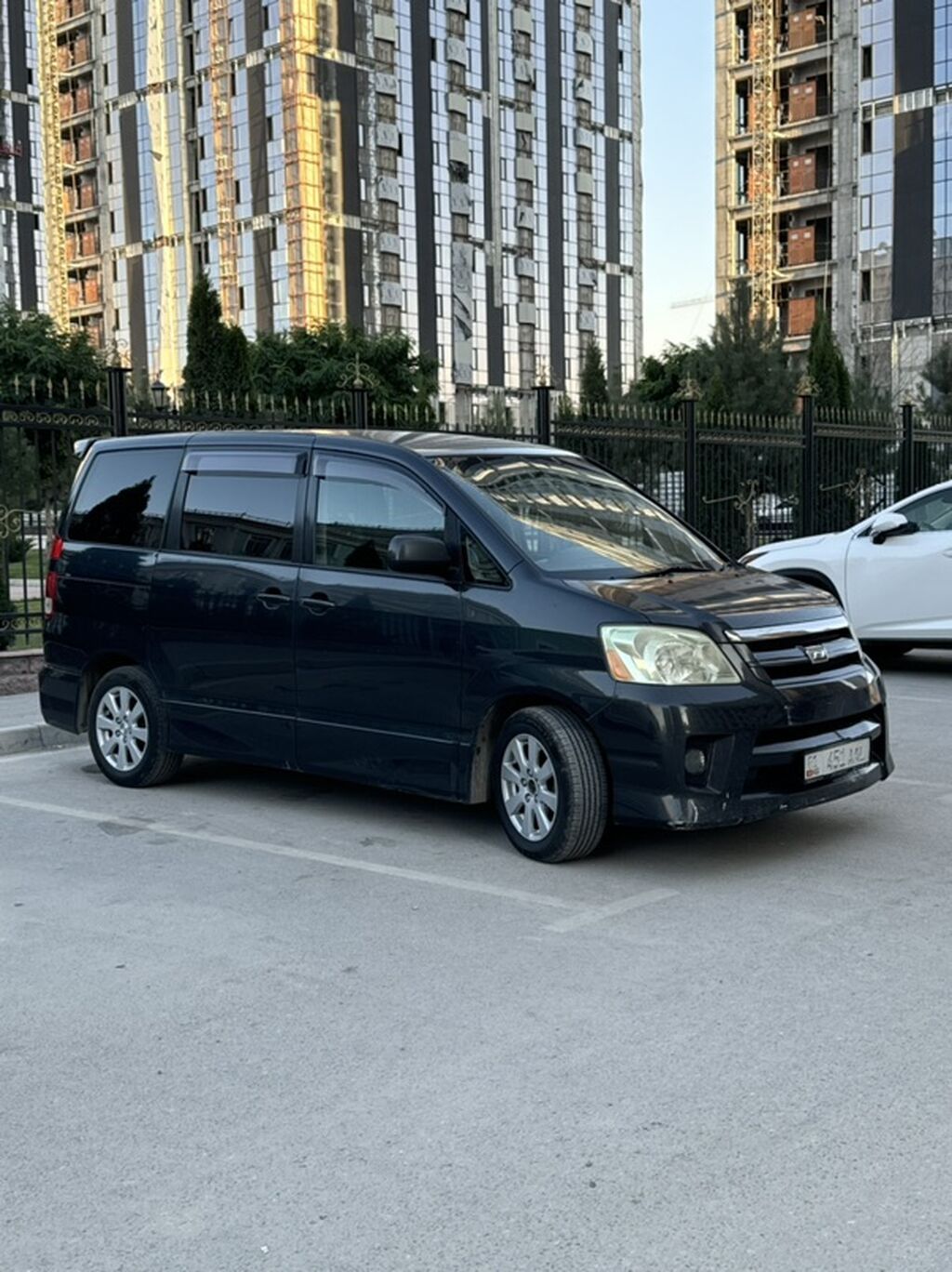 Toyota Noah: 2005 г., 2 л, Автомат, Бензин, Минивэн: фото 2