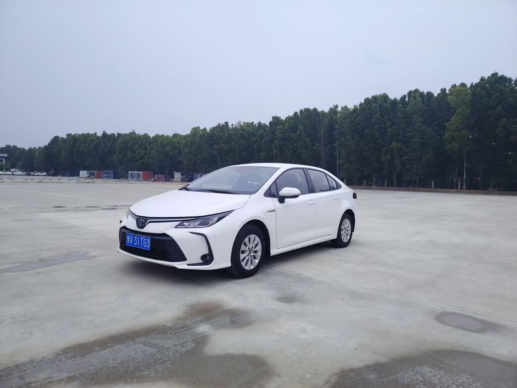 Toyota Corolla: 2021 г., 1.8 л, Вариатор, Гибрид, Седан: фото 1