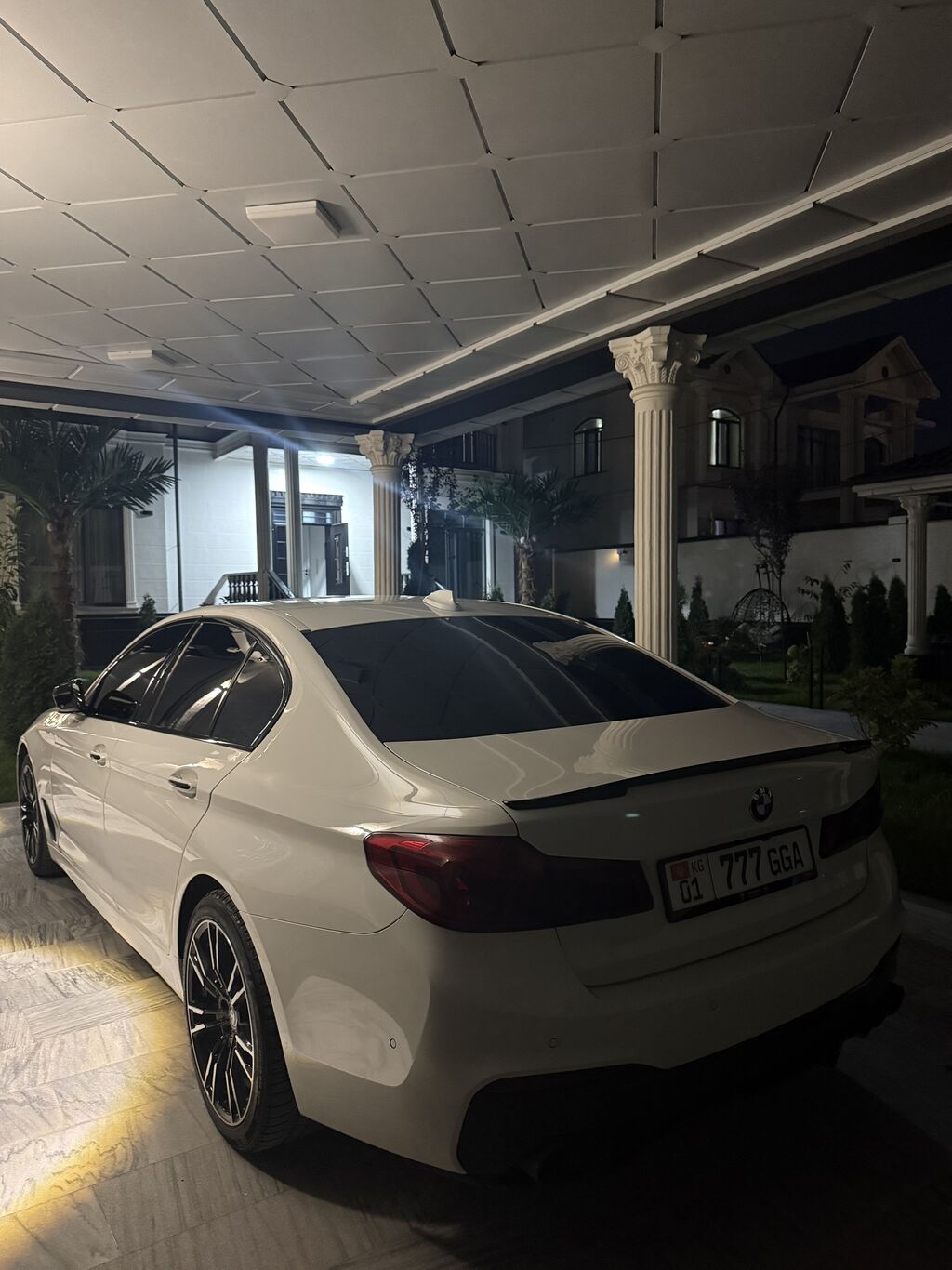 BMW — кожаный салон с расширенной подсветкой и комфортными сиденьями: фото 6