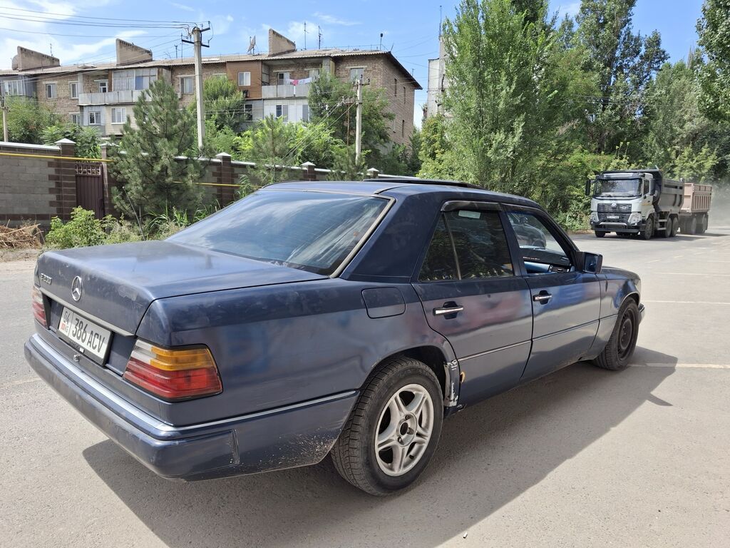 Mercedes-Benz E-Class: 1992 г., 2 л, Механика, Седан: фото 3