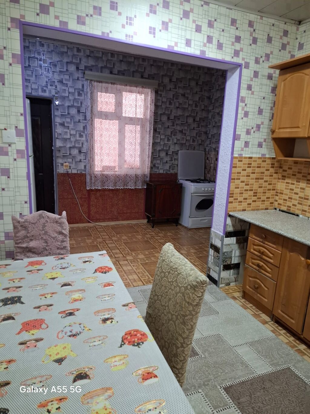 Salam ev Saray qəsəbəsində yerləşir.Saray İnternatın kuruquna yaxın