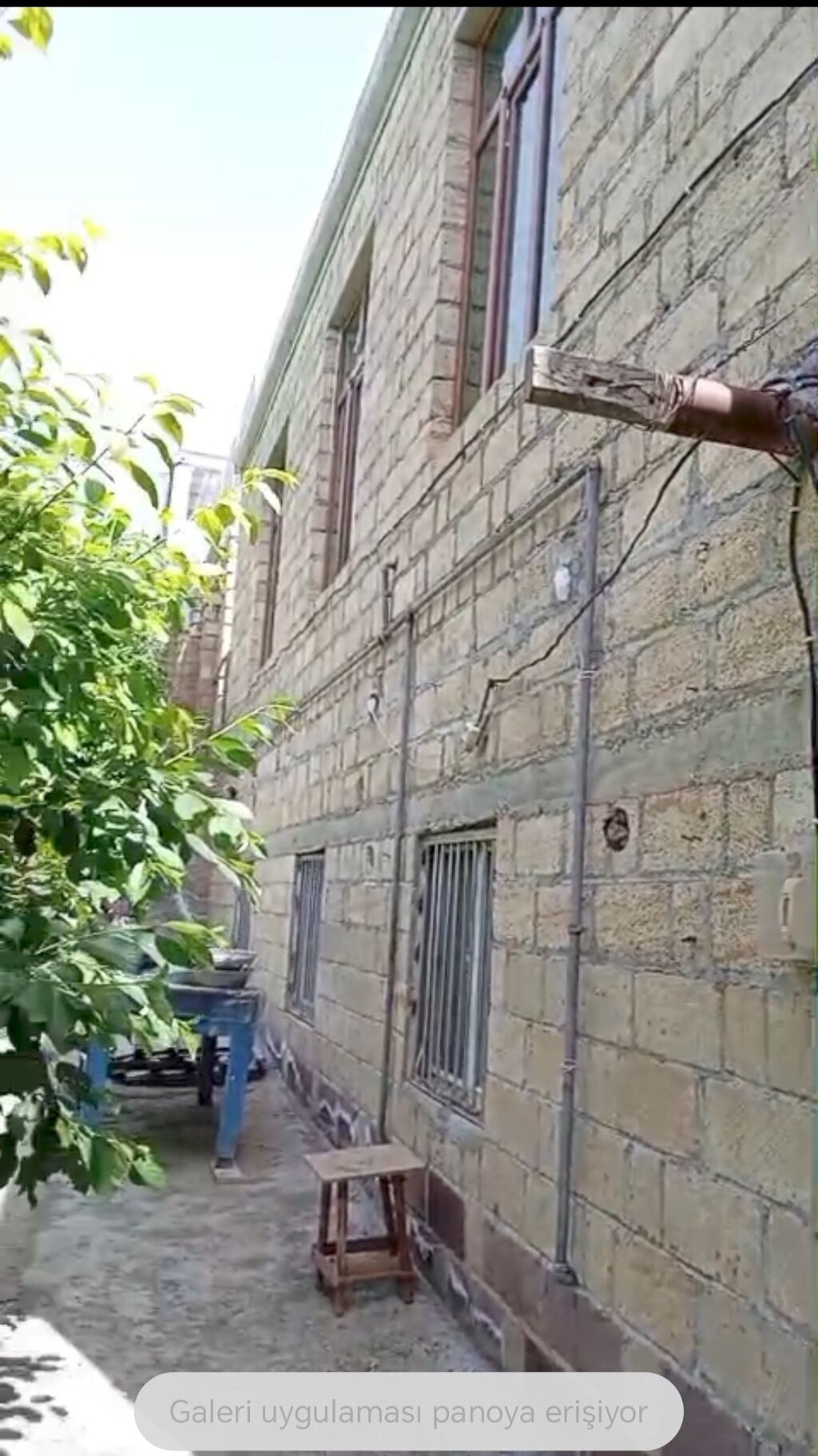 GÖY GÖL ŞƏHƏRİ POÇTUN YANI KAFE 500 YANI TƏRƏFDƏ YARI TİKİLİ EV