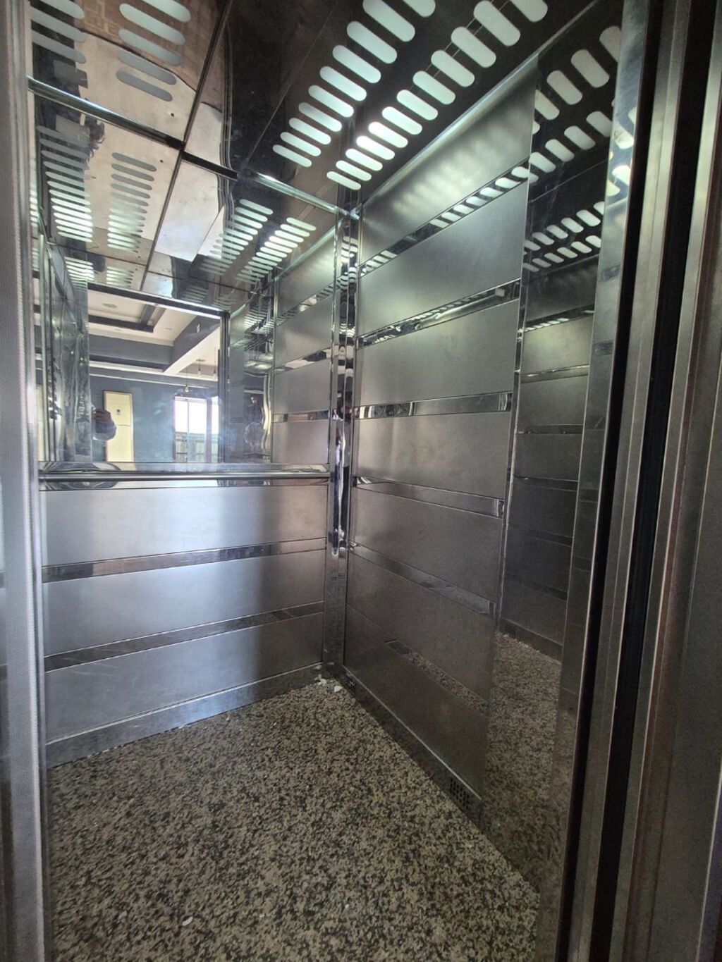 ƏHMƏDLİ METROSUNA PİYADA MƏSAFƏDƏ — 4 MƏRTƏBƏLİ 1.140 M² KOMMERSİYA