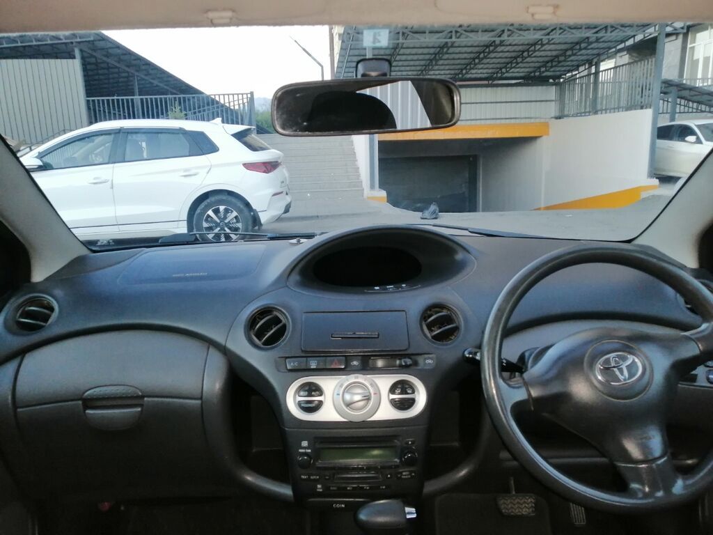 Toyota Vitz: 2003 г., 1.3 л, Автомат, Бензин, Хэтчбэк: фото 6
