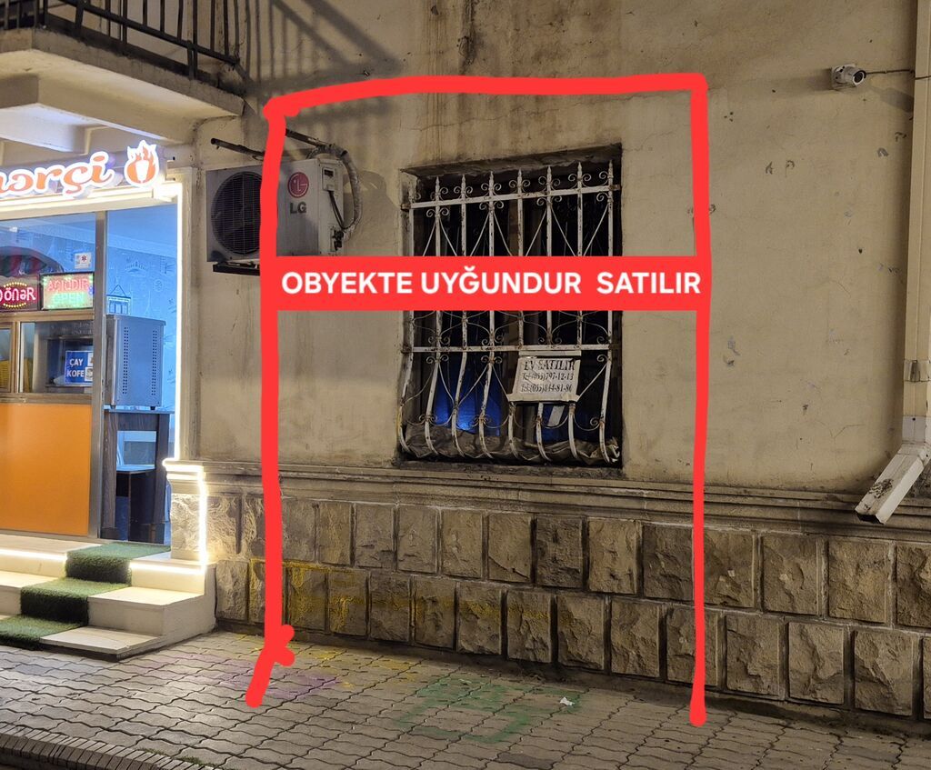 Satılır: Təsvir: - Küçə səviyyəsində, vitrini pəncərəli,və birbaşa
