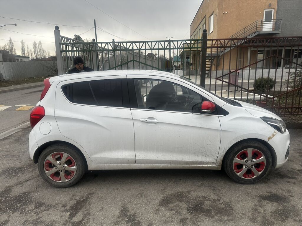 Chevrolet Spark: 2016 г., 1 л, Автомат, Бензин, Хэтчбэк: фото 4
