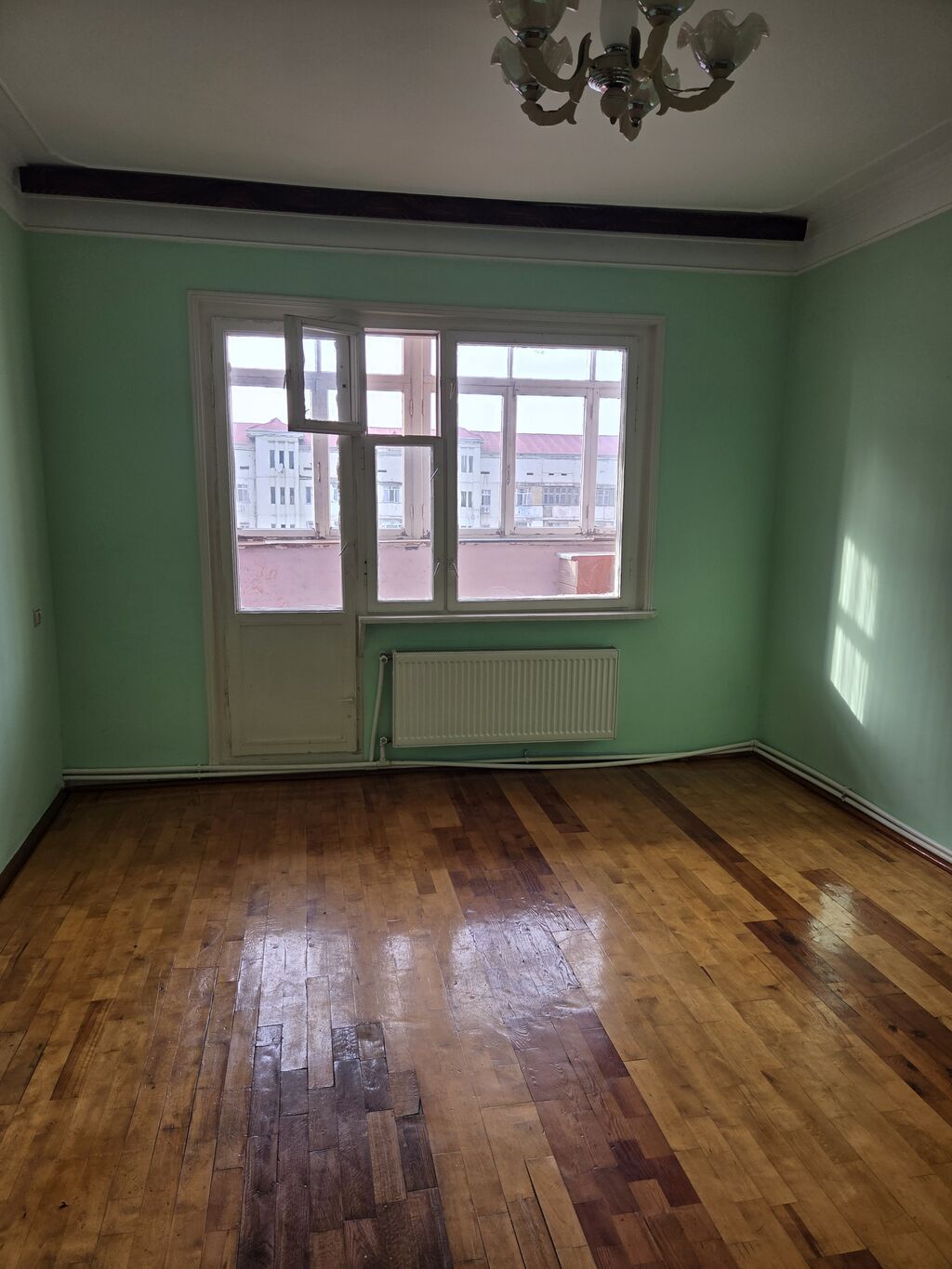 Yalnız xanimlar. Sumqayıt şəhəri.6 cı mik.ev 27. Balkon məscidə