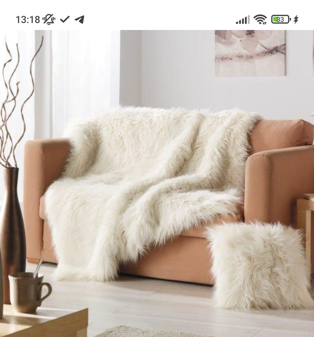 белая меховая накидка на диван