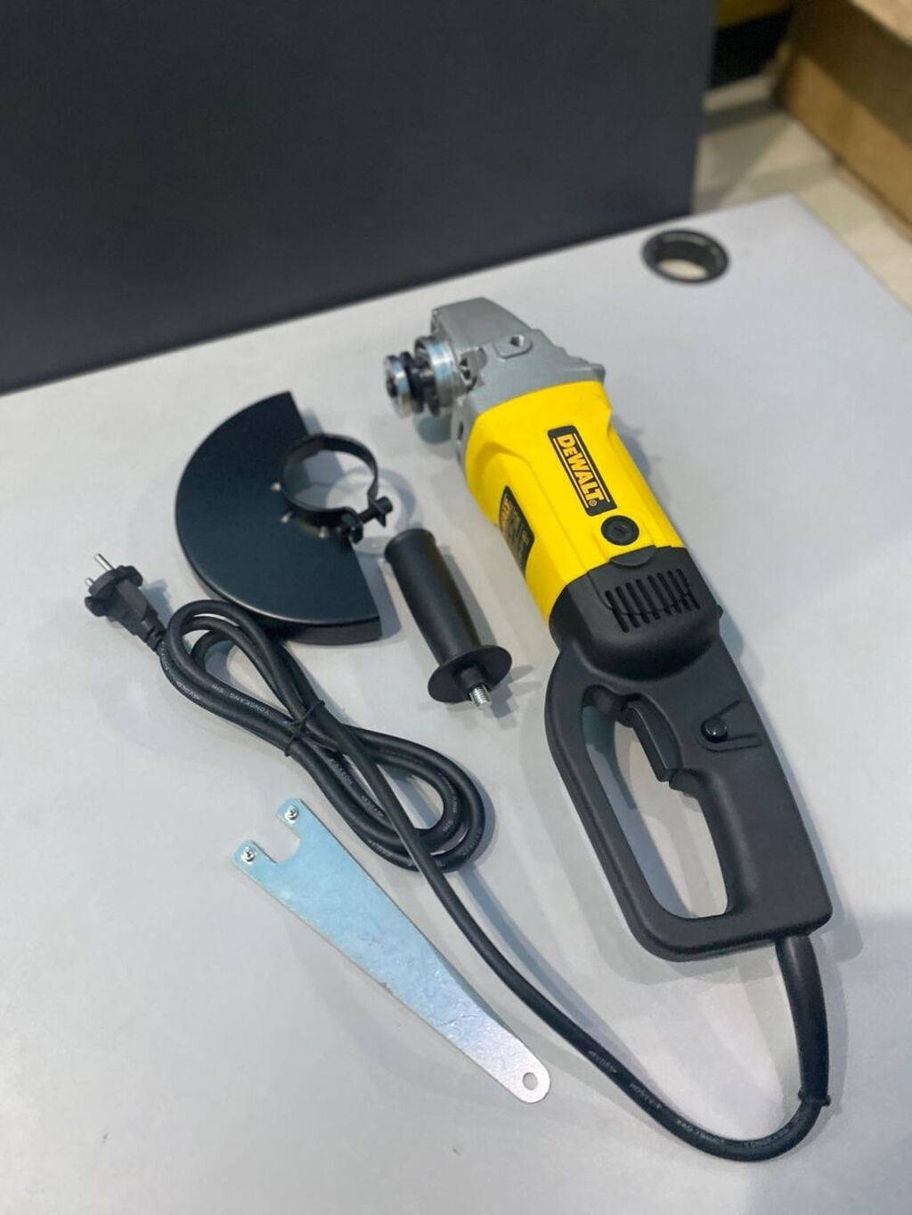 Новый, От электросети, Dewalt, 180 мм, Другая мощность: фото 2