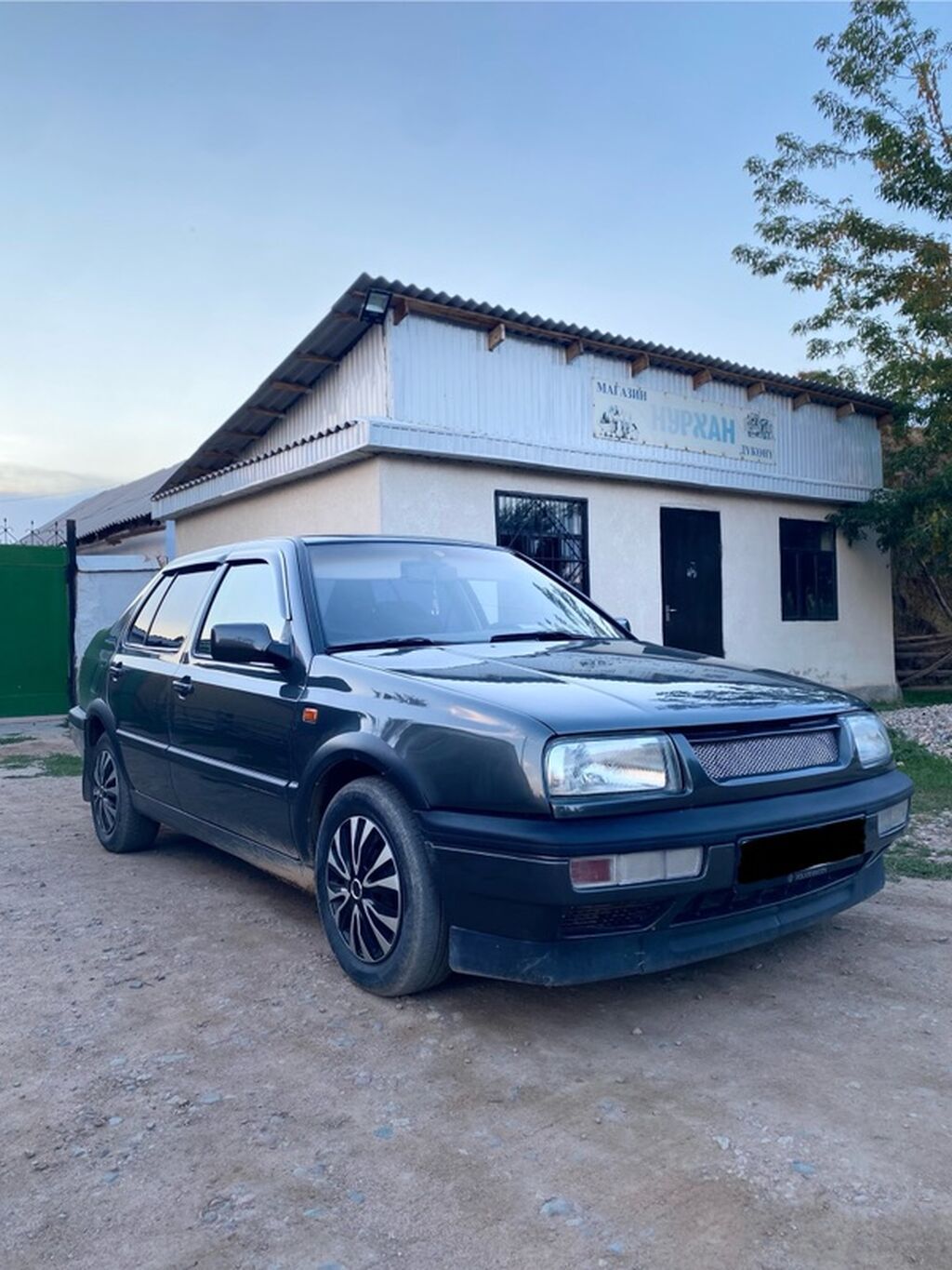 Volkswagen Vento: 1993 г., 1.8 л, Механика, Бензин, Седан: фото 2