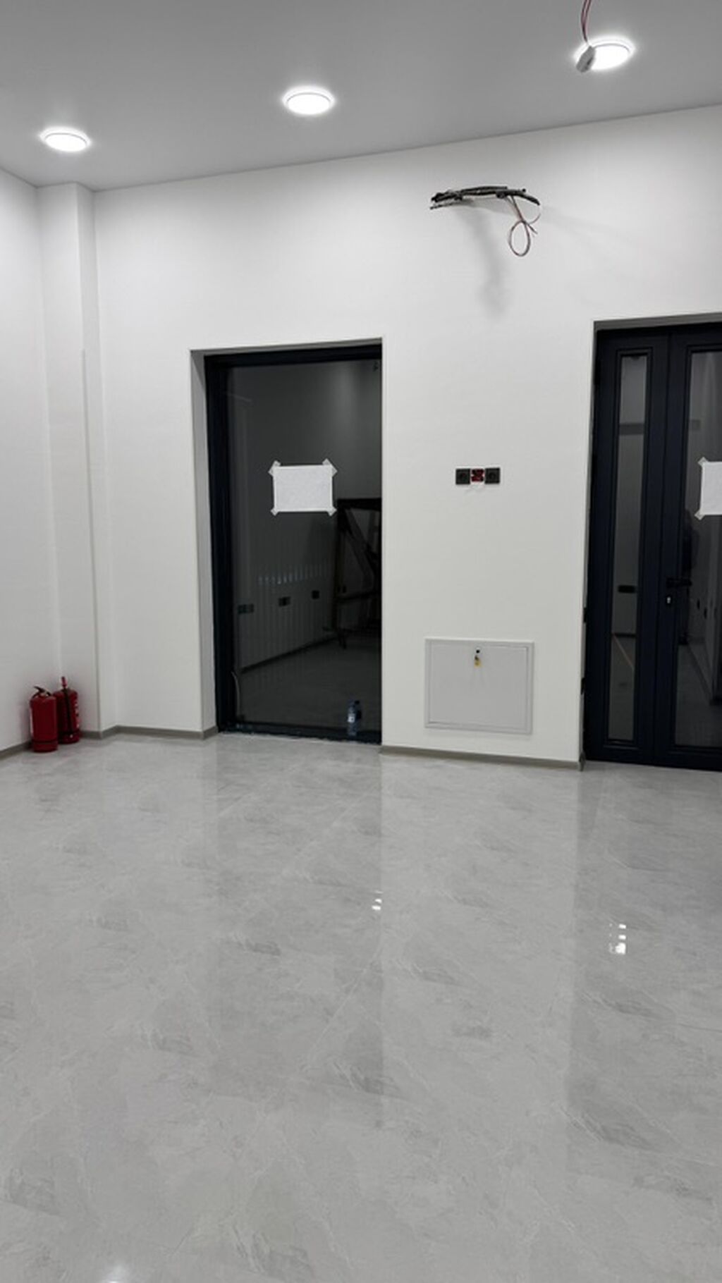Satılır: Vitrinli obyekt (ofis/mağaza/servis sahəsi) Xüsusiyyətlər