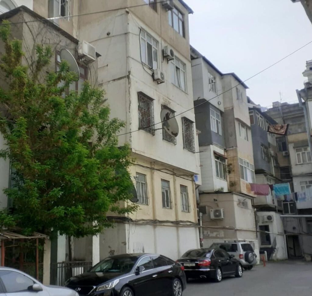 Elmlər Akademiyasi metro tam yani Qoc ət restoranın üstündəki daş 4