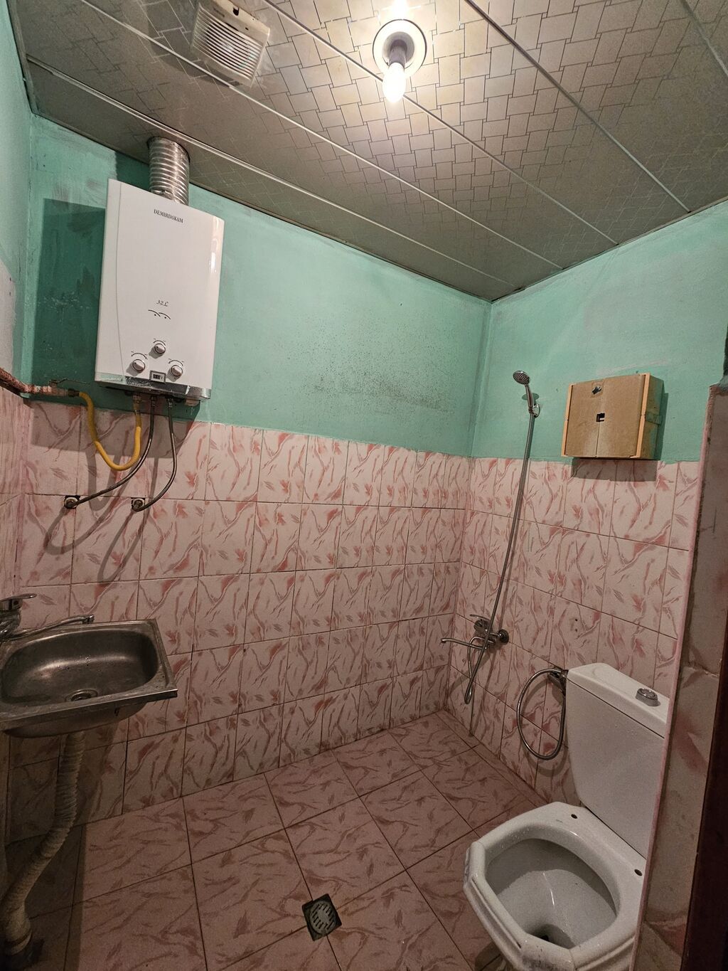 Ev xətai rayonu gənclər parkının yaxınlığında yerləşir. çatışmayan