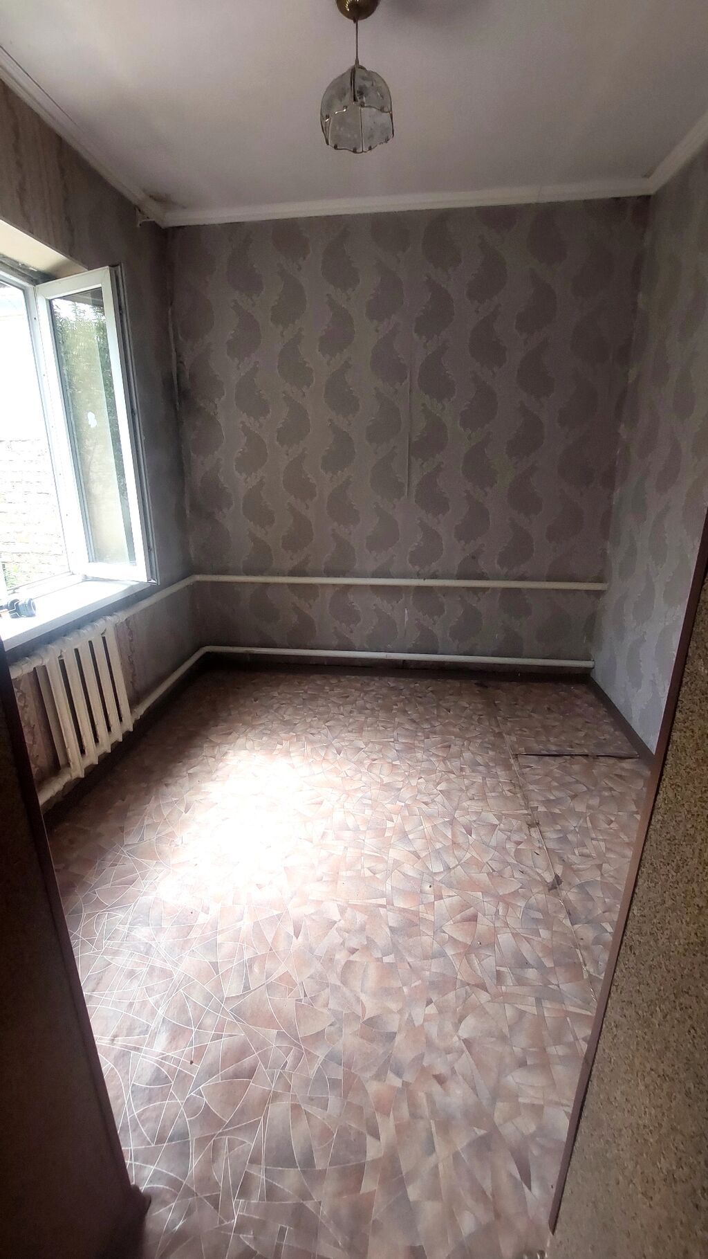 Дом на участке с мощёным двором и навесом у входа. Планировка: -: фото 4
