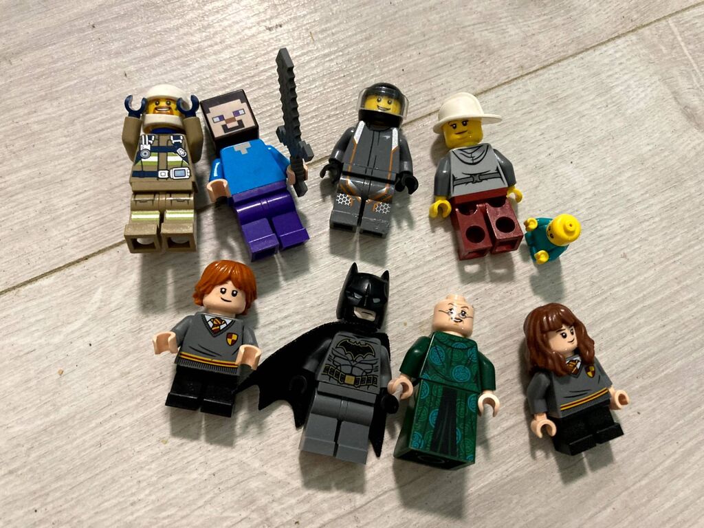 Igračke: LEGO Minifigure lot

Cena dogovor
