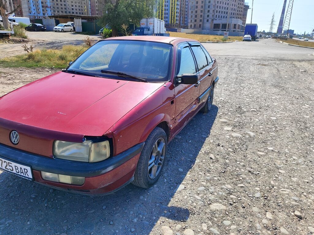 Volkswagen Passat: 1990 г., 1.8 л, Механика, Седан: фото 5