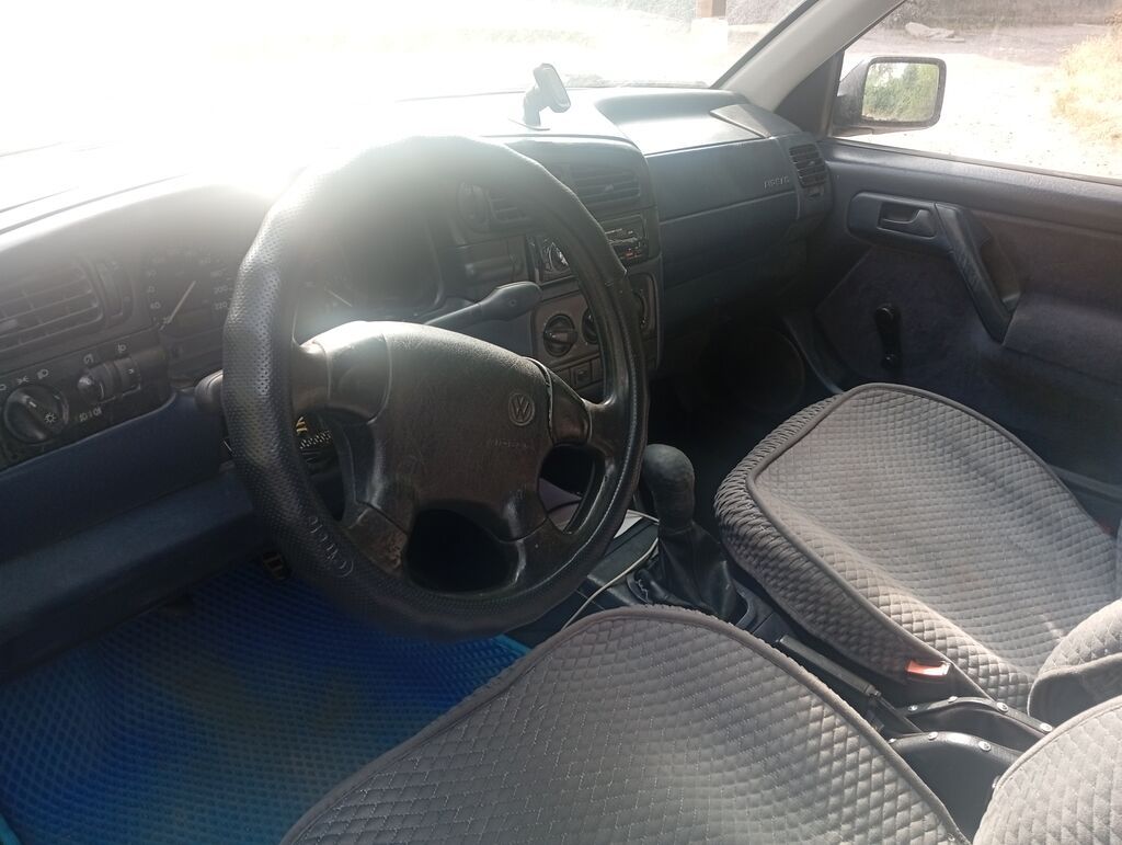 Volkswagen Vento: 1993 г., 1.8 л, Механика, Бензин, Седан: фото 3