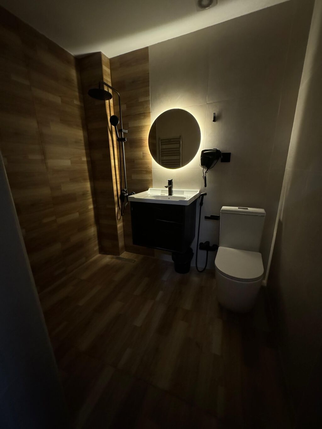 Otel rahat və müasir dizaynlı otaqlardan ibarətdir. Təmizliyə və