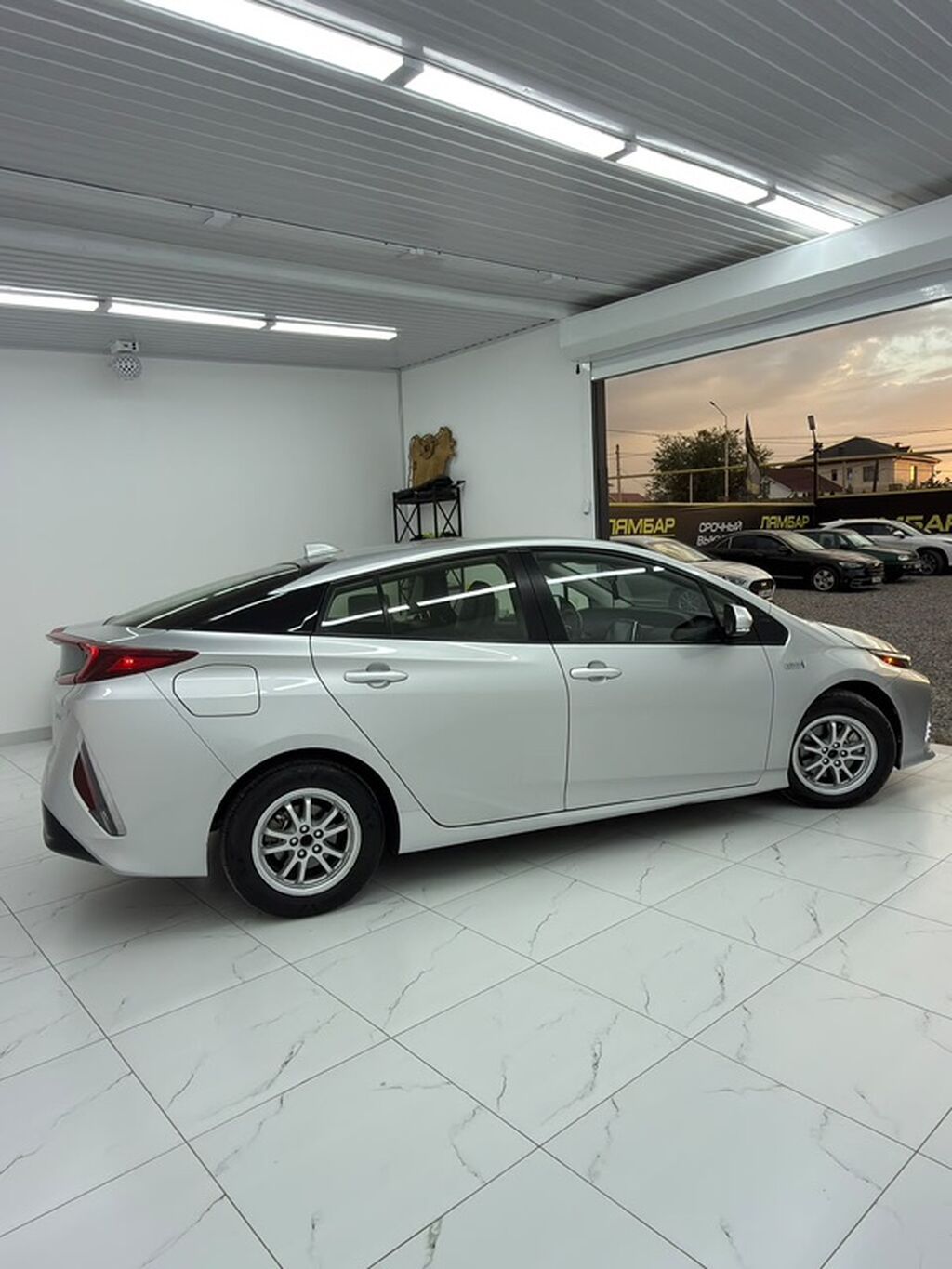 Toyota Prius: 2020 г., 1.8 л, Вариатор, Гибрид, Хэтчбэк: фото 5