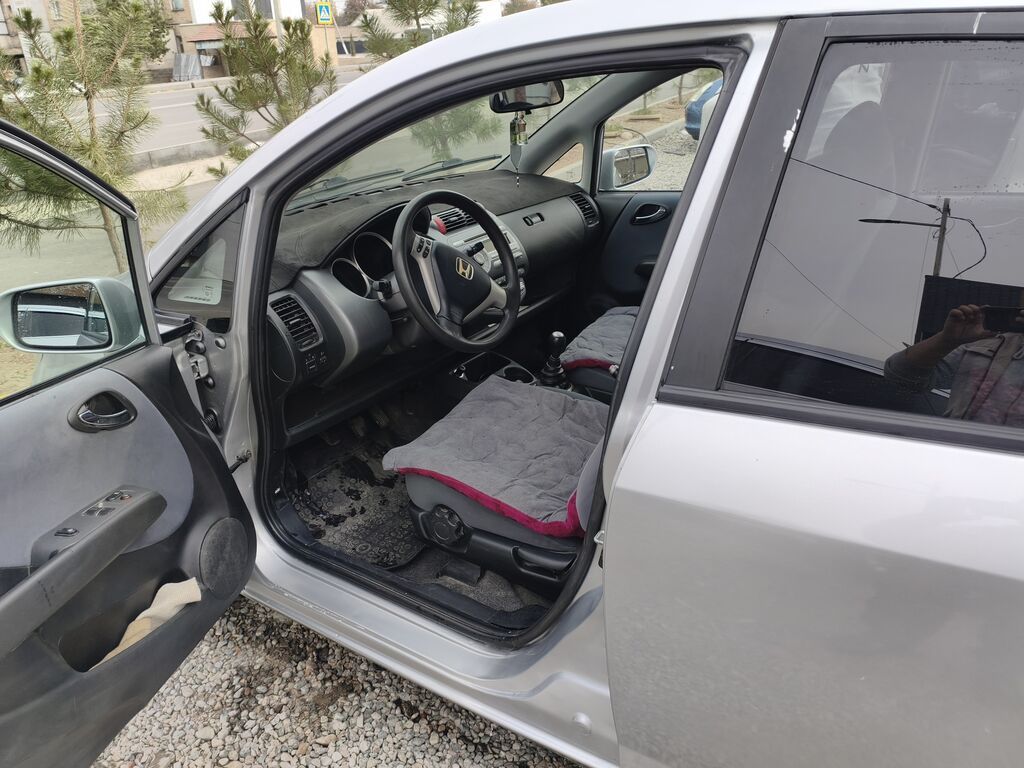 Honda Fit: 2006 г., 1.4 л, Механика, Бензин, Хэтчбэк: фото 5