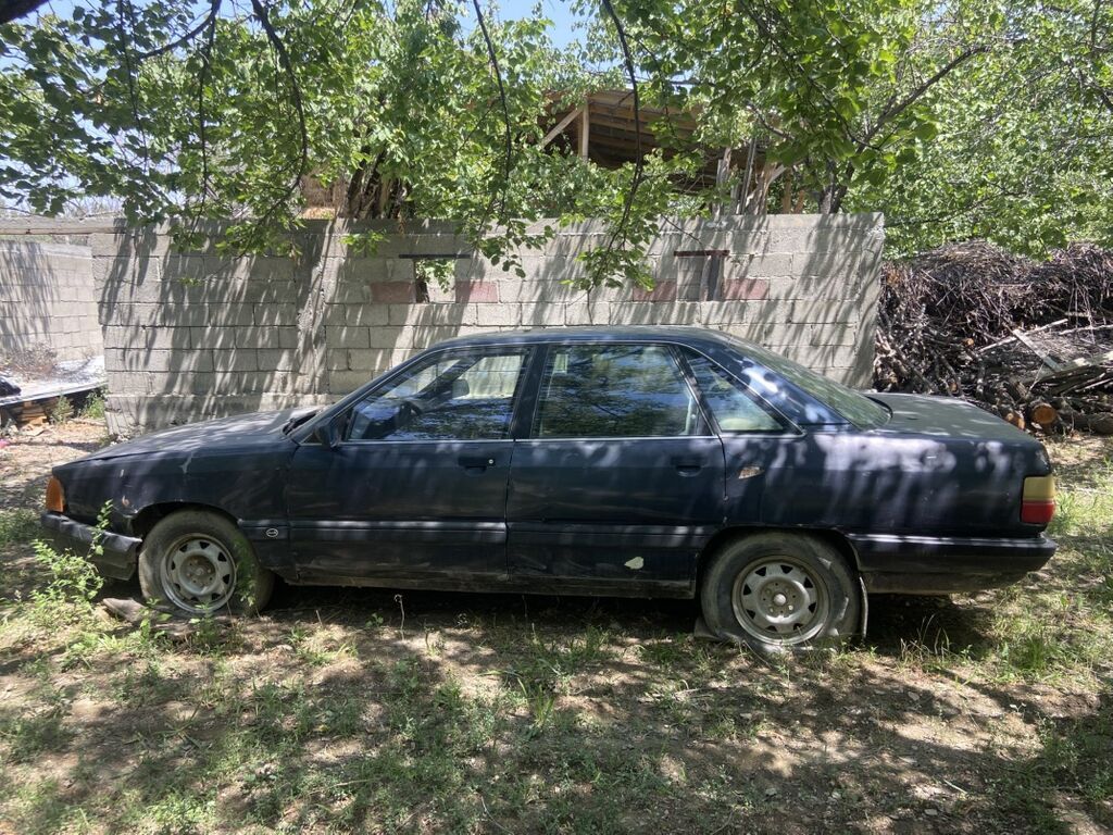 Audi 100: 1988 г., 2.3 л, Механика, Бензин, Седан: фото 3