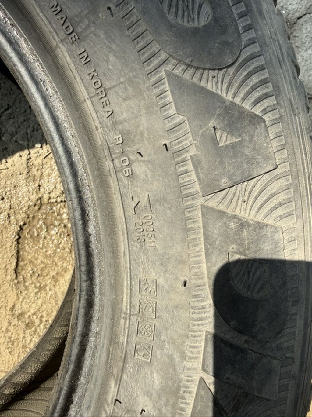 Срочно продаю Шины A/T 3 штуки одинаковые 1 штука другой протектор — фото 2