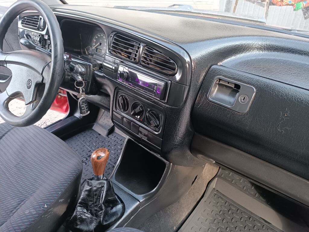 Volkswagen Vento: 1993 г., 1.8 л, Механика, Бензин, Седан: фото 7