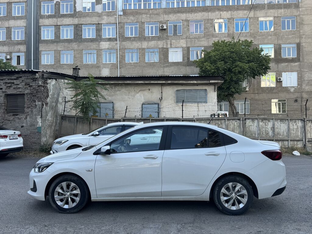 Chevrolet Onix: 2021 г., 1 л, Автомат, Бензин, Седан: фото 4