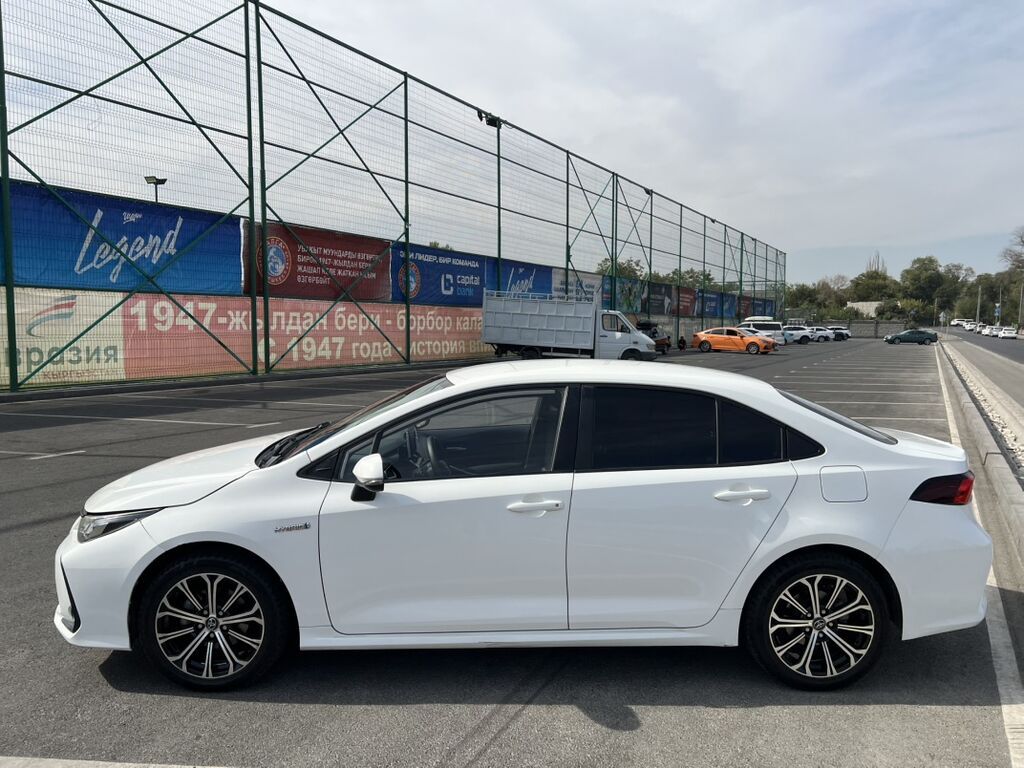 Toyota Corolla: 2020 г., 1.8 л, Вариатор, Гибрид, Седан: фото 2