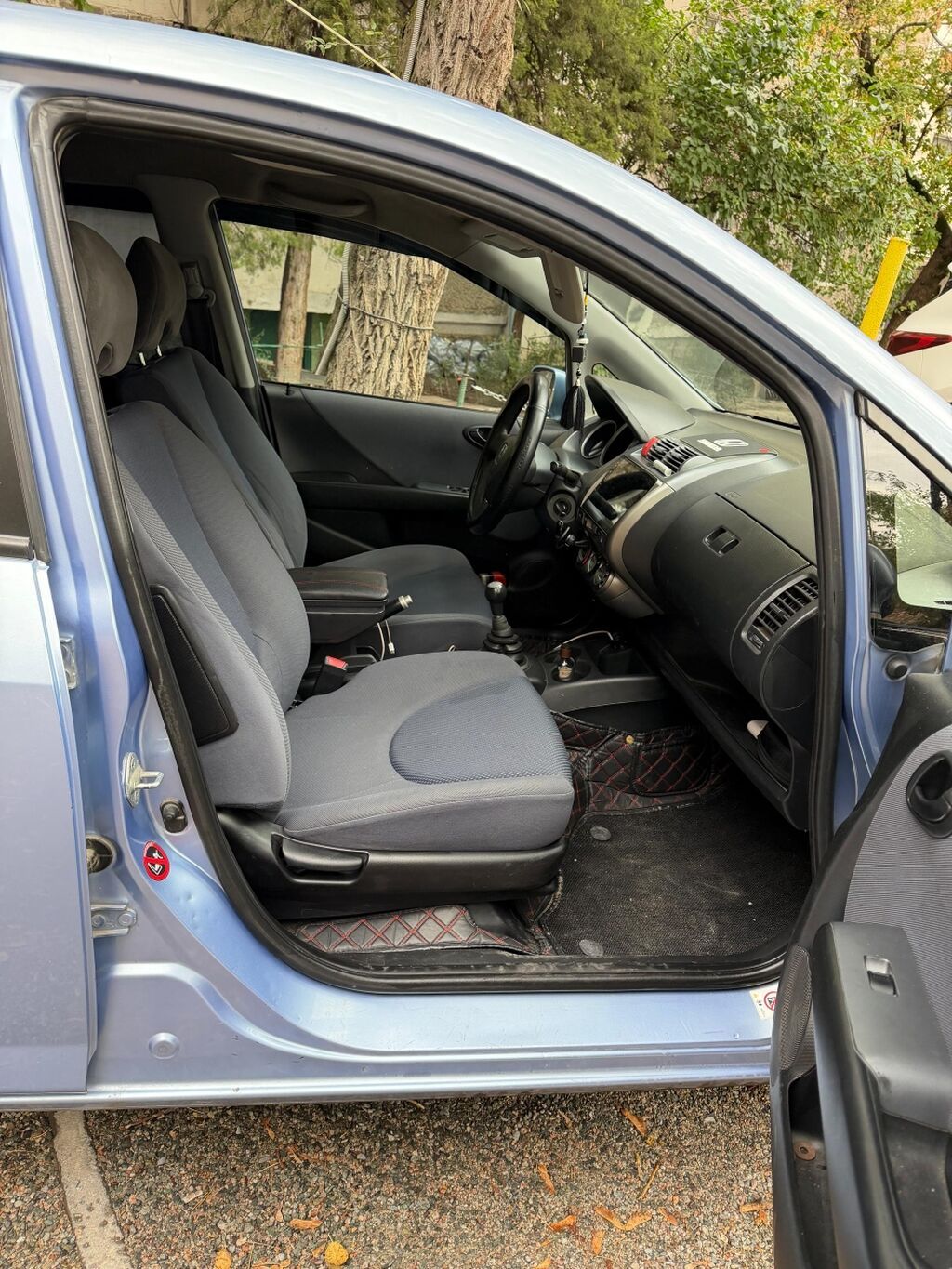Honda Fit: 2005 г., 1.4 л, Механика, Бензин, Хэтчбэк: фото 2