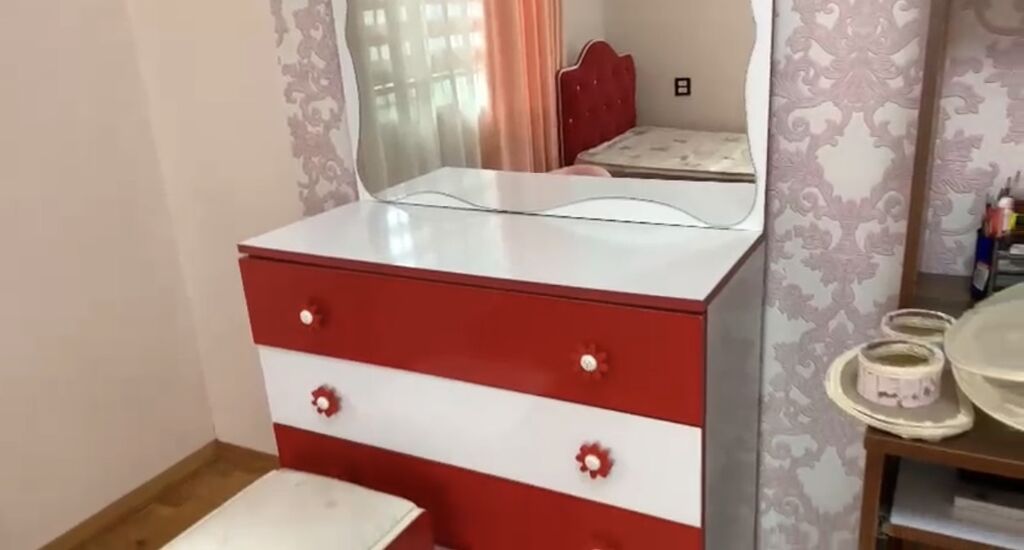Qırmızı-ağ rəng kombinində uşaq/yeniyetmə yataq dəsti. Dəstə şəkildə