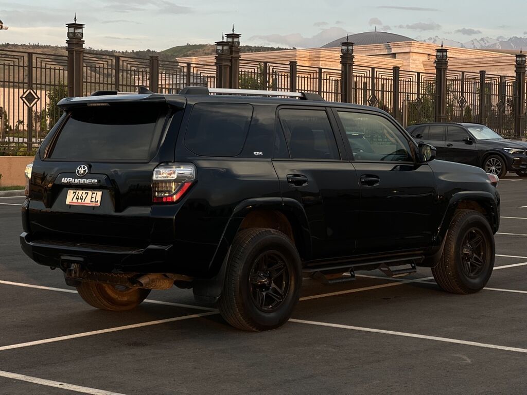 Toyota 4Runner: 2020 г., 4 л, Автомат, Бензин, Внедорожник: фото 3